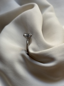 Anillo de diamantes en oro blanco de 14k con moissanita de corte ovalado y esmeralda, joyería elegante, brillo atemporal, brillante, duradero y a la moda. - Product Image 4
