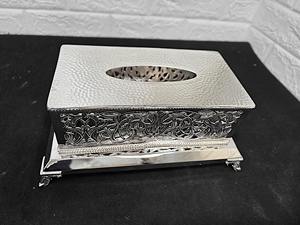 Élégant porte-boîte à mouchoirs argenté avec gravure florale ajourée complexe pour la réception des invités et comme centre de table dans le salon - Product Image 3