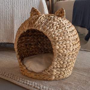 เตียงแมวทรงถ้ำทำจากผักตบชวาคุณภาพสูง ทอมือ แข็งแรง ทนทาน เป็นมิตรกับสิ่งแวดล้อม พร้อมเบาะรองนอนถอดซักได้ ผลิตโดยช่างฝีมือชาวเวียดนาม - Product Image 3