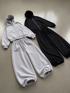 Ensemble survêtement unisexe personnalisé avec sweat à capuche zippé et pantalon de jogging large en molleton oversize, deux pièces décontractées, style streetwear et loungewear - Product Image 1