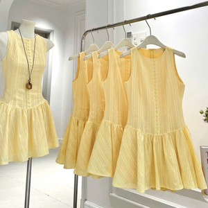 Ensemble deux pièces OEM pour femme : haut classique blanc en mousseline à manches volantées et col rond, et jupe longue en dentelle, coupe régulière, semi-transparent, 100 % polyester - Product Image 1