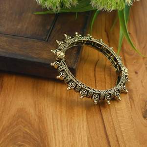 Bracelet réglable vintage en or antique de style tribal pour femmes |   Bracelet ethnique bohème tendance |   Bijoux de mode faits à la main - Product Image 4