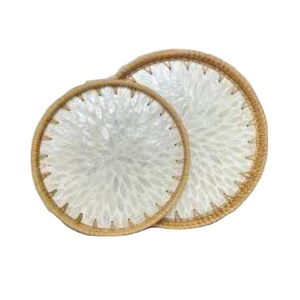 Bandeja de servir de ratán ecológica tejida a mano con base de nácar, cesta redonda decorativa de mimbre para almacenamiento y exhibición en la cocina - Product Image 1