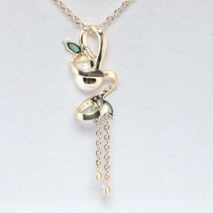 Perla Redonda de Agua Dulce Sostenida en una Elegante Cinta de Oro Amarillo Adornada con Hojas de Corte Marquesa y Borla de Diamantes, Joyería Fina - Product Image 3