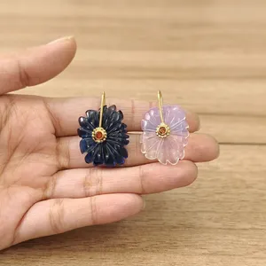 Collar de Cadena con Colgante de Moda Chapado en Oro de 18k, con Flores Talladas en Latón, Gema de Cuarzo Azul Londres, Opalita y Pequeños Circonitas Cúbicas, Venta al por Mayor - Product Image 2