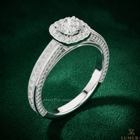 Bague de fiançailles en diamant rond brillant cultivé en laboratoire, sertissage halo vintage avec bande pavée à double rangée et détails milgrain