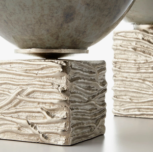 Florero clásico de metal de aluminio con forma de trofeo de inspiración vintage con artesanía duradera para una decoración floral elegante - Product Image 2