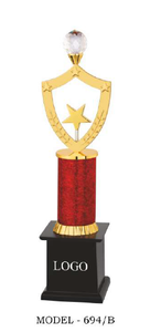 Trophée plaqué or avec colonne rouge et design étoile, modèle 694 A B C, pour récompenses sportives, avec base en bois noir. - Product Image 5