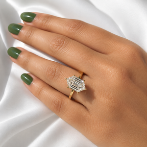 Bague de fiançailles solitaire de luxe en diamant taille hexagonale, or jaune 14 carats, bague de promesse classique pour mariée, joaillerie fine - Product Image 3