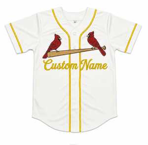 Maillot de baseball personnalisé sublimé, respirant, maille de haute qualité, manches courtes, coupe athlétique, blanc avec bordure jaune. - Product Image 1
