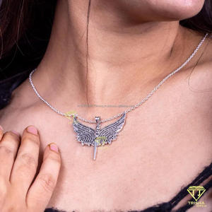 Colgante de Ala en Plata de Ley con Incrustaciones de Piedra Negra Detalladas y Diseño Elegante - Product Image 4