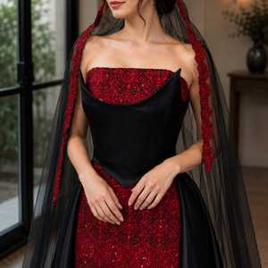 Vestido de Noche Negro y Rojo Bordado, Diseño de Diseñador, Sin Tirantes, Maxi Vestido con Sobre Falda Desmontable de Satén y Velo Largo de Tul, Formal - Product Image 2