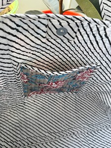 กระเป๋าผ้าฝ้ายลายควิลท์  ลายดอกไม้คลาสสิกแบบแฮนด์บล็อก  ออกแบบมาเพื่อการใช้งานประจำวันและการพกพาอย่างยั่งยืน - Product Image 3