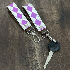 Porte-clés élégant en cuir de vachette à carreaux, motif personnalisé de créateur, cordon élégant personnalisé avec fermoir - Product Image 4