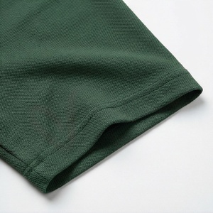 เสื้อโปโลผู้ชายสีเขียวเข้ม แขนสั้น ผ้าโพลีเอสเตอร์ มีซิป ดีไซน์ถักแบบเรียบง่าย สวมใส่สบาย ทรงปกติ แห้งเร็ว - Product Image 6
