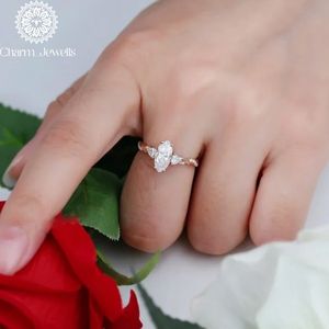 Bague de fiançailles Charm Jewells en moissanite taille coussin, monture à griffes en or rose, classique pour femme, certifiée IGI, 3 grammes - Product Image 2