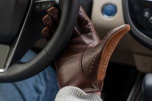 Gants de conduite en cuir perforé marron de qualité supérieure, toucher suède, respirants, adhérence de luxe, pour la vente en gros et en vrac - Product Image 5