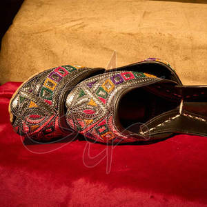 Nuevo Diseño de Moda, Khussa para Mujer con Estampado, Antideslizante, Suela Ligera, Parte Superior de Cuero Sintético, Personalizable - Product Image 3