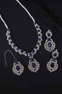 Nouveaux ensembles de bijoux traditionnels indiens et pakistanais plaqués or 18 carats pour femmes, collier, boucles d'oreilles et bijou de tête tendance pour cadeaux de mariage - Product Image 4