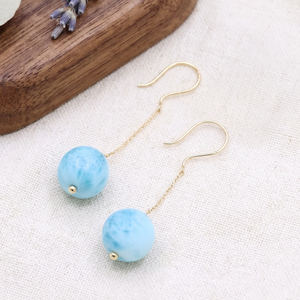 Vente en gros de boucles d'oreilles pendantes en or jaune 18 carats avec perles rondes en larimar naturel, bijoux Memoria - Product Image 5