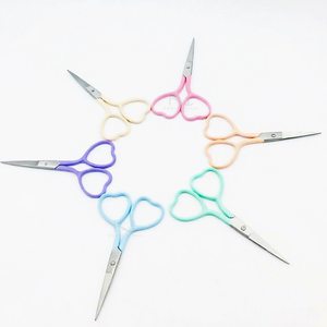 Tijeras de Manicura con Punta Plateada en Forma de Corazón, 6 Colores Diferentes con Recubrimiento en Polvo, Punta Recta y Afilada, Acero Inoxidable - Product Image 1