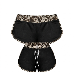 Shorts en molleton de coton et polyester, tissu gris doux, logo personnalisé noir, impression sérigraphique, broderie. Shorts pour femmes. - Product Image 3