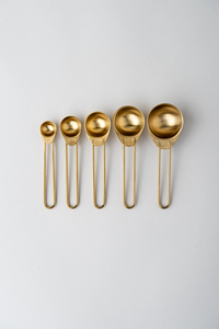 Juego de cucharas medidoras de latón dorado con anillo, juego de cucharas medidoras de latón dorado de diseño personalizado, 5 piezas, utensilios de cocina para hornear - Product Image 1