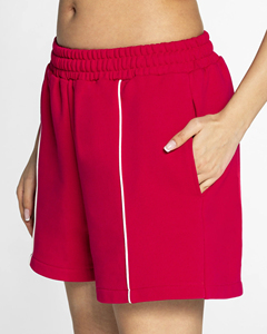 Shorts Deportivos Personalizados para Mujer, Color Frambuesa, con Líneas en Contraste, Bolsillos, Cintura Elástica, Tela Transpirable y Suave de Alta Calidad, Fabricante OEM ODM - Product Image 3