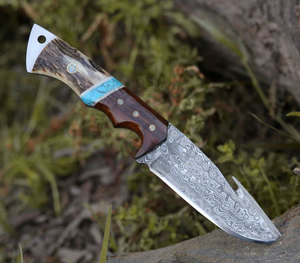 Couteau de chasse artisanal personnalisé en acier Damas - Lame fixe de 5,5 pouces, ambidextre, surface goutte de pluie, manche en bois, corne de cerf et turquoise - Product Image 4