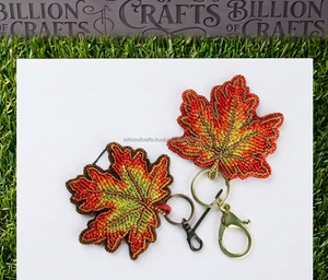 Llavero de hoja de arce con cuentas hechas a mano, colgante de otoño con cuentas de cristal y mosquetón para bolso - Product Image 1