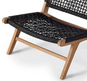 Chaise longue d'extérieur moderne en teck massif avec assise et dossier tressés noirs pour patio, terrasse, hôtel et usage commercial - Product Image 5