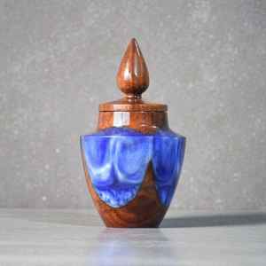 Tarro de almacenamiento tradicional de madera con tapa tallada para decoración de cocina rústica y almacenamiento de alimentos naturales - Product Image 1