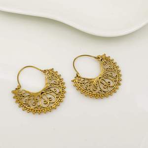 Boucles d'oreilles créoles en laiton plaqué or, design filigrane vintage, micro-incrustation, bijoux de mode unisexe du Rajasthan - Product Image 3