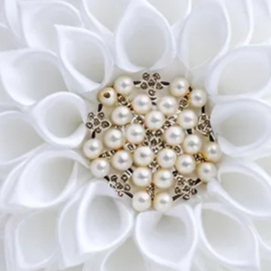 Broche de Flor Blanca Elegante, Pin Floral para Solapa, Accesorio de Lujo para Mujer, Decoración de Moda con Diseño de Pétalos y Centro de Perla - Product Image 5