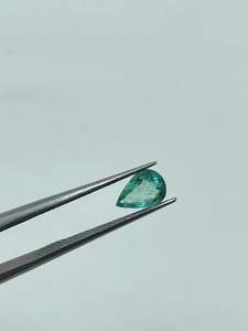 พลอยมรกตสีเขียวอมฟ้าทรงลูกแพร์ธรรมชาติ ขนาด 5x7 มม. น้ำหนัก 0.60 กะรัต สำหรับทำเครื่องประดับ - Product Image 4