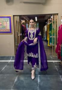 Traje indio de seda suave con bordados intrincados e hilos de lentejuelas para bodas y festivales. - Product Image 2