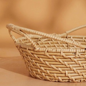 Bandeja ovalada de mimbre con asas para servir alimentos, bebidas y organizar el hogar. - Product Image 4