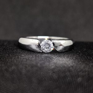 Bague audacieuse unisexe en or blanc 14 carats avec diamant rond de 0,41 carat cultivé en laboratoire, idéale comme cadeau surprise pour les amoureux ou pour les mariages. - Product Image 2