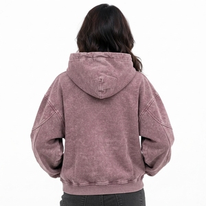 เสื้อฮู้ดไหมพรมทรงโอเวอร์ไซส์สำหรับผู้หญิง ใส่สบายตลอดวัน ดีไซน์ทันสมัย ซับในผ้าฝ้ายพรีเมียม 100% ล้างสีแบบแอซิดวอช พร้อมโลโก้ด้านหน้า เนื้อผ้านุ่ม - Product Image 2