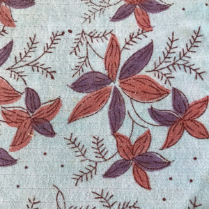 Tela de algodón india estampada a mano con motivos florales de hojas en tonos óxido y ciruela sobre base clara - Product Image 3