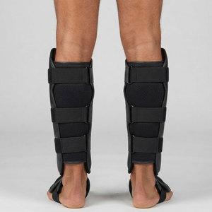 Espinilleras Profesionales de Cuero para Kickboxing, Muay Thai, Entrenamiento de MMA, Acolchado Duradero, Uso Cómodo, Diseño Ajustable - Product Image 5