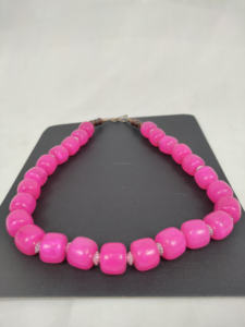 Collier moderne fait main d'Europe avec pendentif en résine de corne de buffle naturelle, chaînes perlées, pierre principale au toucher réel, perle, objet d'art de collection, tendance - Product Image 2