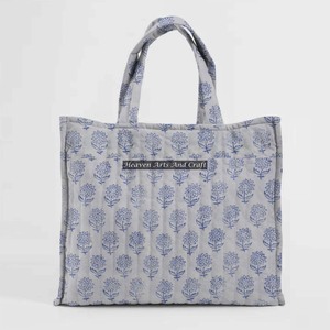 Bolso de mano acolchado cuadrado de algodón hecho a mano con estampado Floral indio para mujer, bolso de mano acolchado hecho a mano - Product Image 1