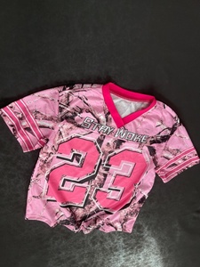 Maillot de basketball personnalisé OEM ODM en maille polyester respirante rose à col en V, impression par sublimation, coupe ample, vêtements de sport, t-shirts - Product Image 2