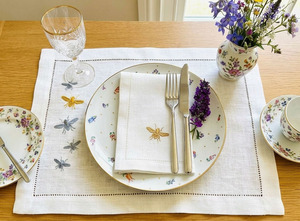 Ensemble de sets de table en lin brodé avec motif abeille, style lavable en machine, sets de table et de serviettes à ourlet festonné pour usage domestique - Product Image 3