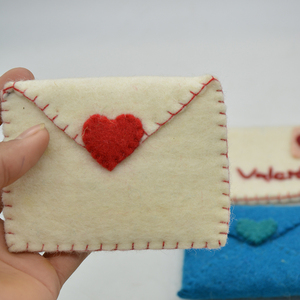 Sobre de Regalo de San Valentín de Fieltro de Lana Personalizado de Lujo - Bolsa para Cartas de Amor Hecha a Mano para Parejas y Ocasiones Especiales - Product Image 2