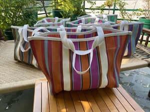 Sac fourre-tout compact personnalisé en nylon recyclé à rayures vertes violettes pour femmes, facile à transporter en voyage avec logo personnalisé - Product Image 4