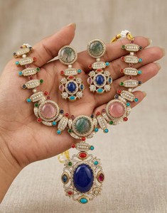 Ensemble collier et boucles d'oreilles Kundan Polki en pierres bleues et roses, plaqué or, pavé de CZ, bijoux de mariage indiens faits à la main pour femmes - Product Image 2