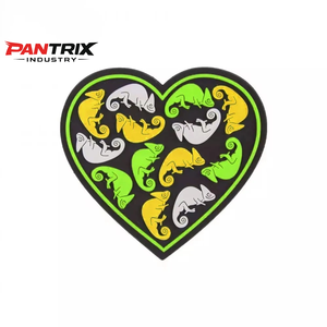 Patch en PVC de haute qualité avec finition métallique OEM |   Étiquette de marque en caoutchouc or et argent pour vêtements de luxe |   Fabricant en gros - Product Image 5