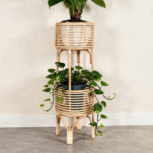 Étagère à plantes en rotin artisanal à deux niveaux pour paniers de plantes vertes - Product Image 4
